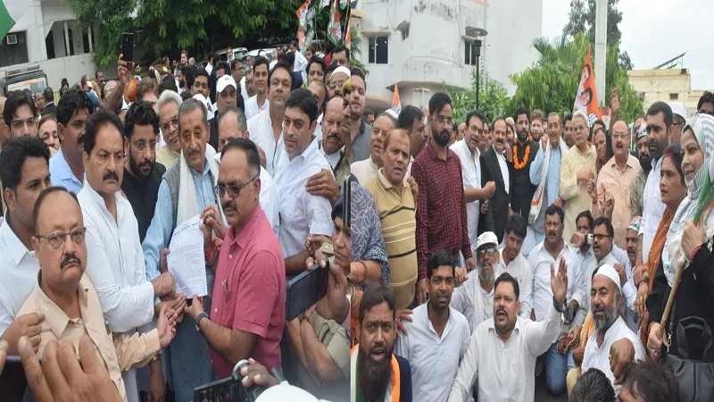 मुरादाबाद : प्रदेश में बिगड़ती कानून व्यवस्था के खिलाफ कांग्रेसियों ने किया प्रदर्शन, सौंपा ज्ञापन 